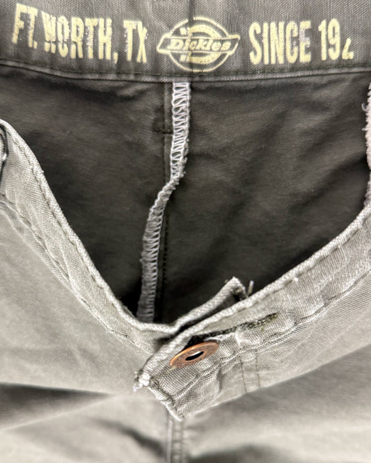 DICKIES CARGO SHORTS (W36)